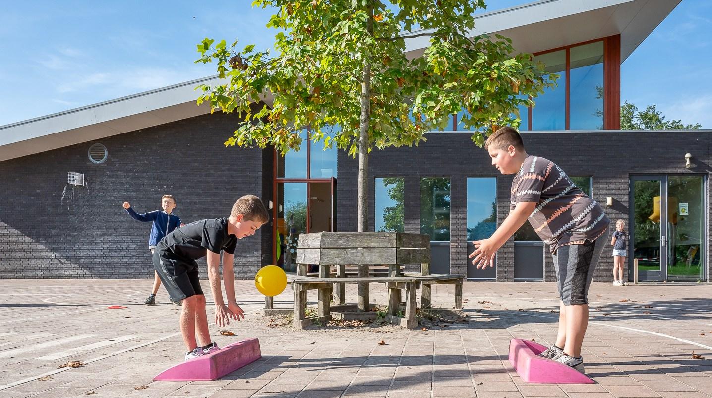 Kinderen spelen op het schoolplein van Daltonschool Willibrordus in Ruurlo. Kinderen spelen op het schoolplein van Daltonschool Willibrordus in Ruurlo.