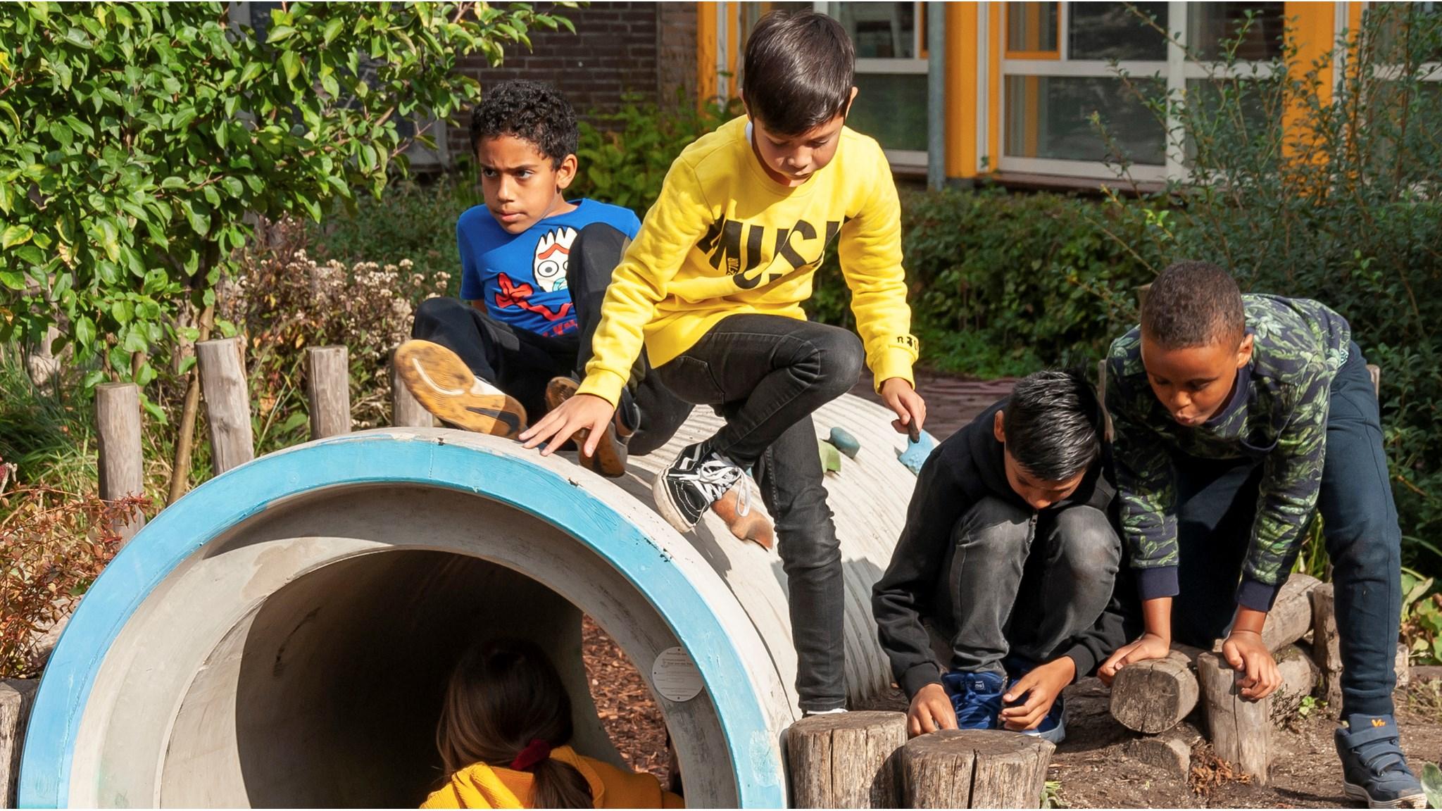 Kinderen spelen op het schoolplein van De Achtbaan in Eindhoven. Kinderen spelen op het schoolplein van De Achtbaan in Eindhoven.