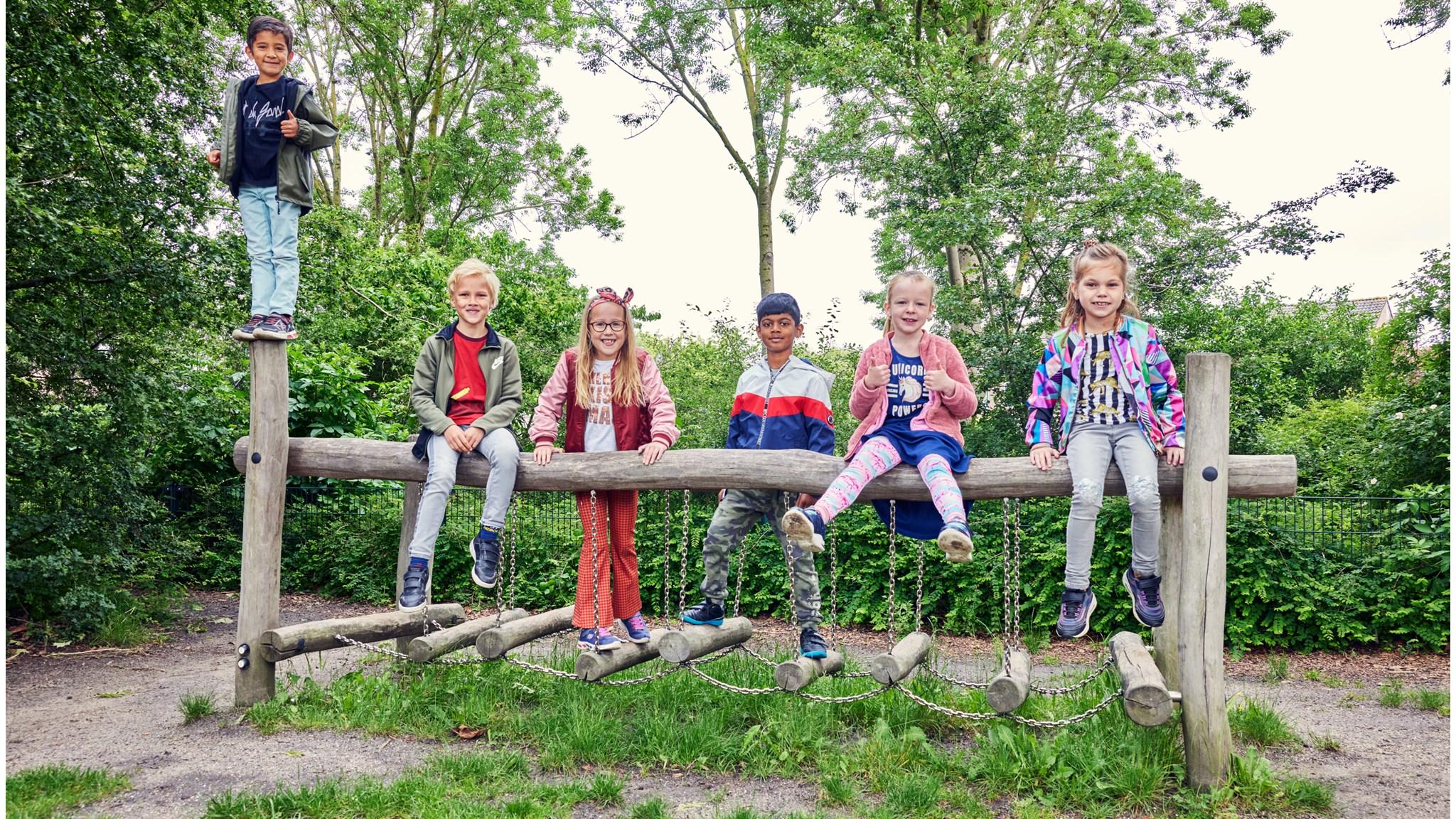 Kinderen spelen op het schoolplein van De Achtsprong, openbare daltonschool in Woerden. Kinderen spelen op het schoolplein van De Achtsprong, openbare daltonschool in Woerden.
