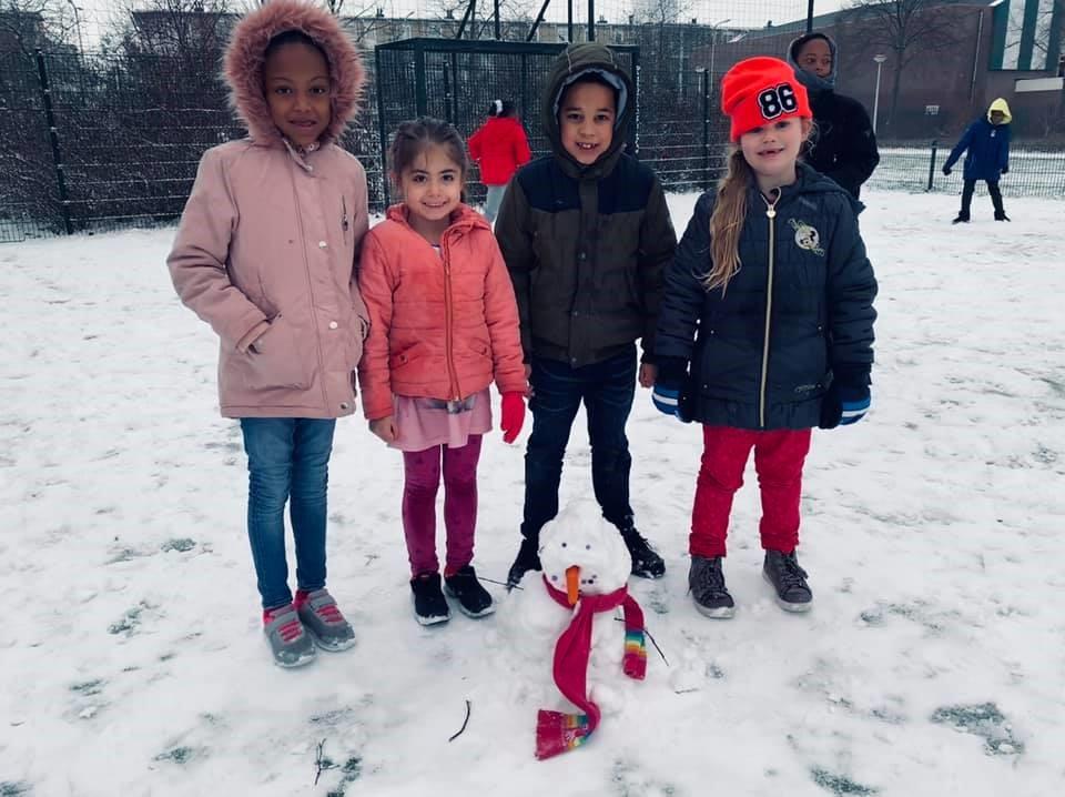 Kinderen spelen op het schoolplein van De Akkers in Spijkenisse, met een sneeuwpop in de sneeuw. Kinderen spelen op het schoolplein van De Akkers in Spijkenisse, met een sneeuwpop in de sneeuw.