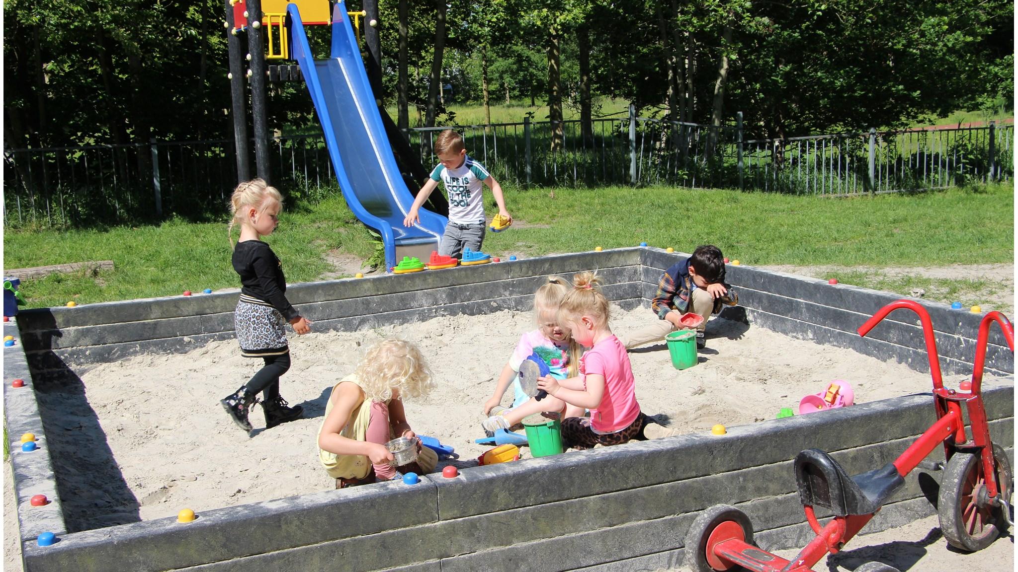 Kinderen spelen op het schoolplein van de Albertine Agnesschool in Oranjewoud.
