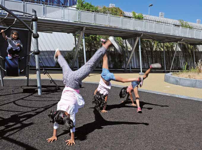Kinderen spelen op het schoolplein van de Amsterdam International Community School (AICS) in Amsterdam. Kinderen spelen op het schoolplein van de Amsterdam International Community School (AICS) in Amsterdam.