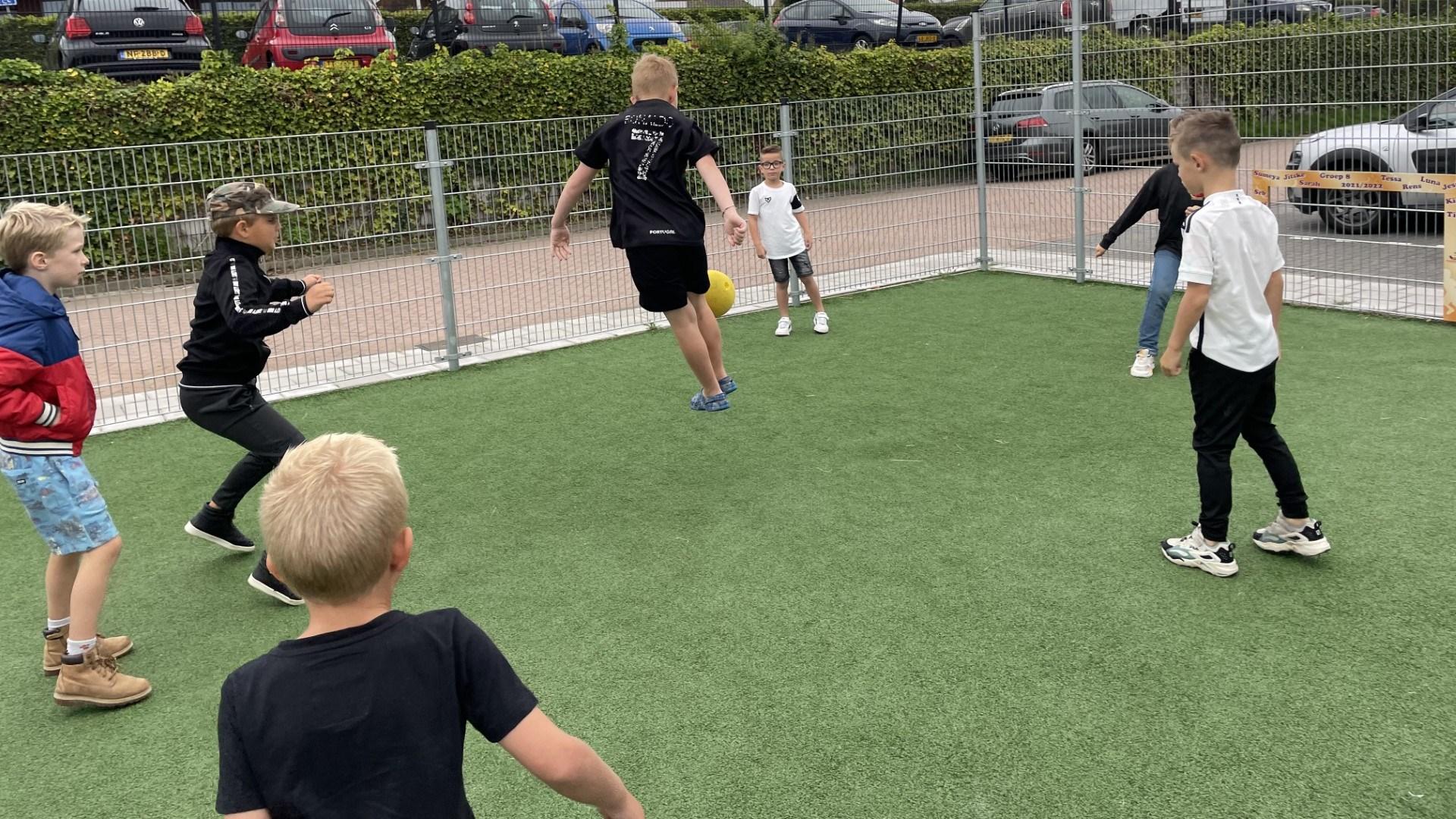 Kinderen spelen op het schoolplein van de Antoniusschool in Noorden. Kinderen spelen op het schoolplein van de Antoniusschool in Noorden.