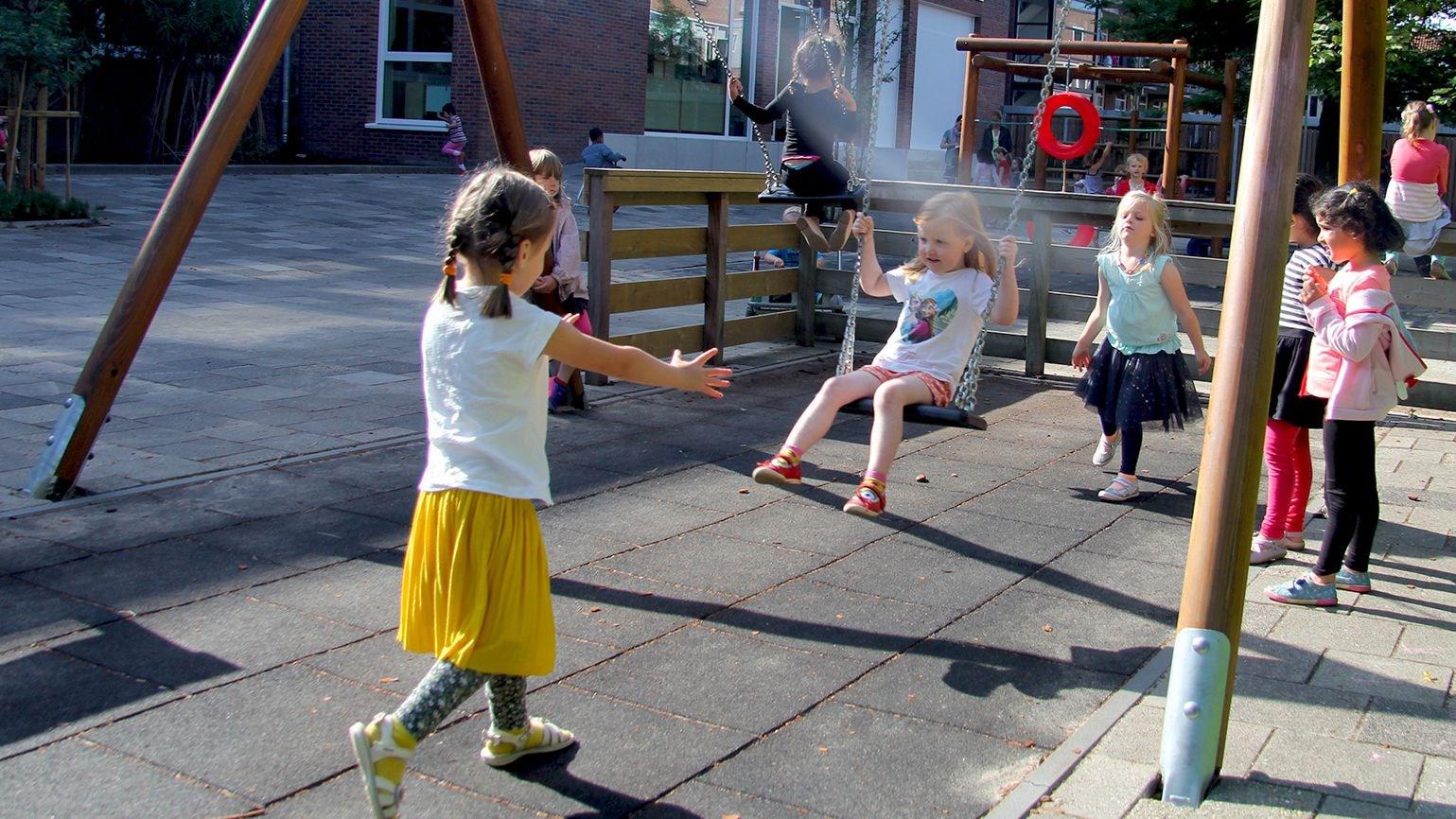 Kinderen spelen op het schoolplein van De Bergse Zonnebloem in Rotterdam. Kinderen spelen op het schoolplein van De Bergse Zonnebloem in Rotterdam.