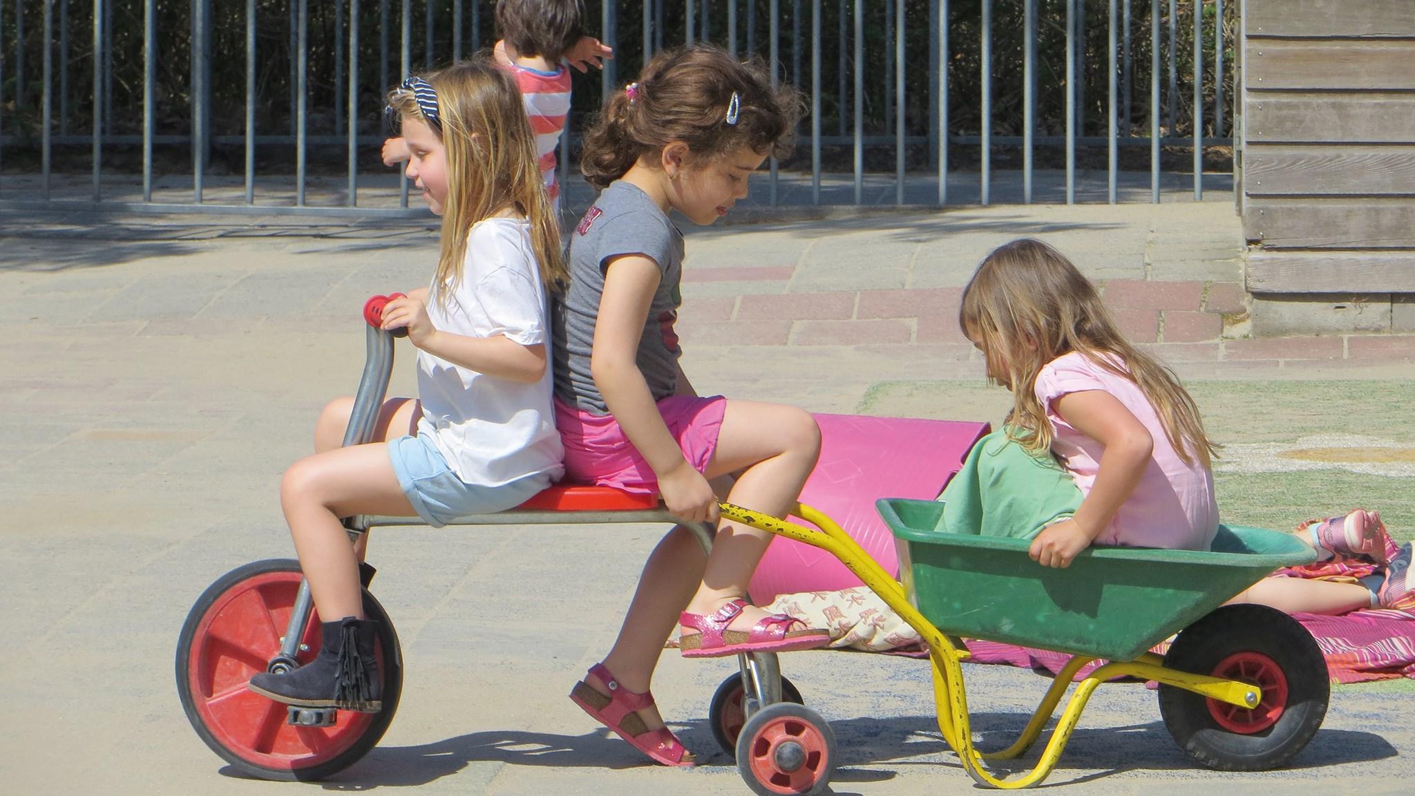 Kinderen spelen op het schoolplein van de Bloemcampschool in Wassenaar. Kinderen spelen op het schoolplein van de Bloemcampschool in Wassenaar.