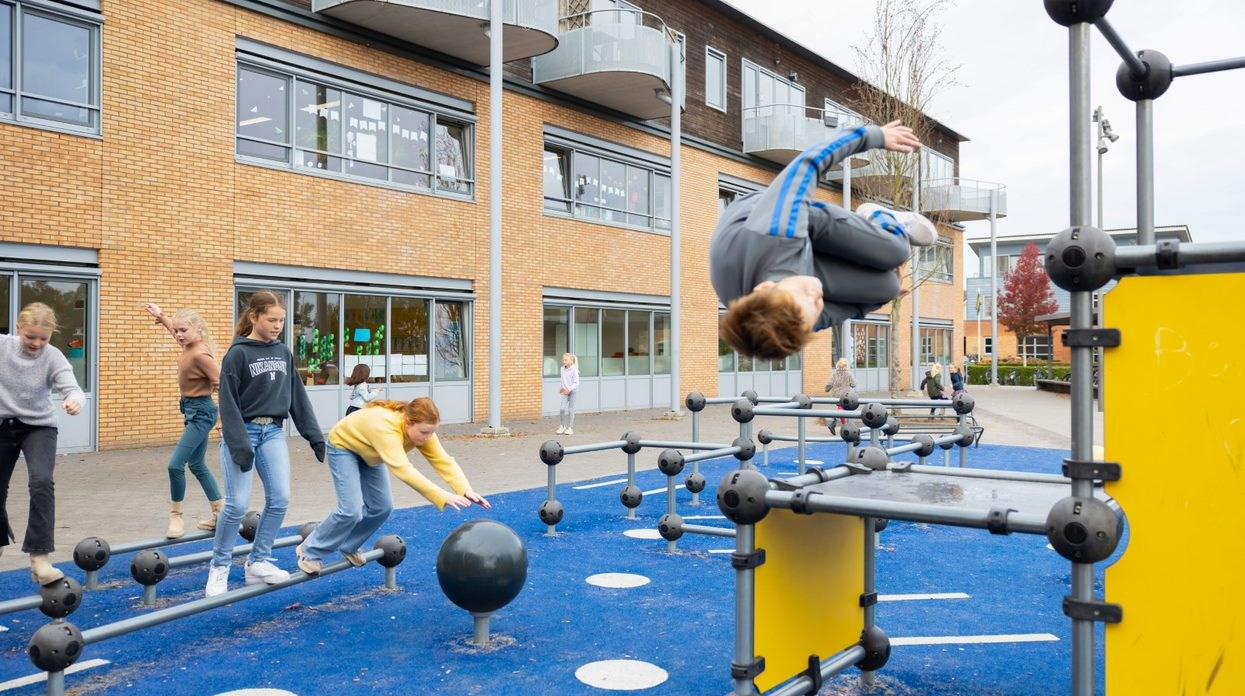 Kinderen spelen op het schoolplein van De Bongerd in Oldenzaal. Kinderen spelen op het schoolplein van De Bongerd in Oldenzaal.