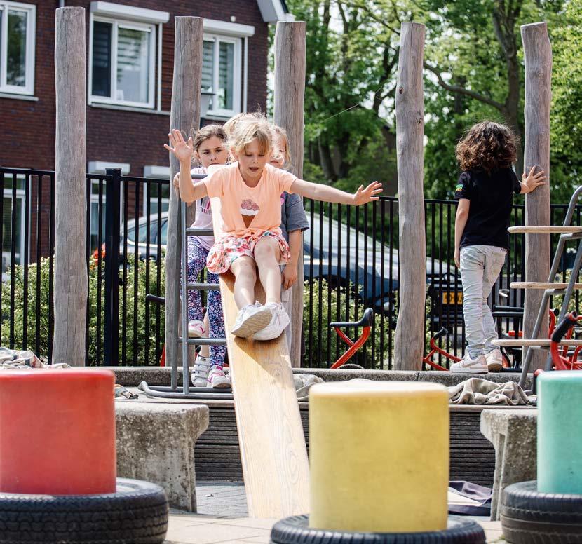 Kinderen spelen op het schoolplein van de Christelijke Basisschool in Oost-Souburg. Kinderen spelen op het schoolplein van de Christelijke Basisschool in Oost-Souburg.