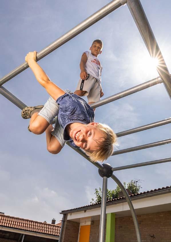 Kinderen spelen op het schoolplein van de Eben Haezerschool in Oosterzee. Kinderen spelen op het schoolplein van de Eben Haezerschool in Oosterzee.