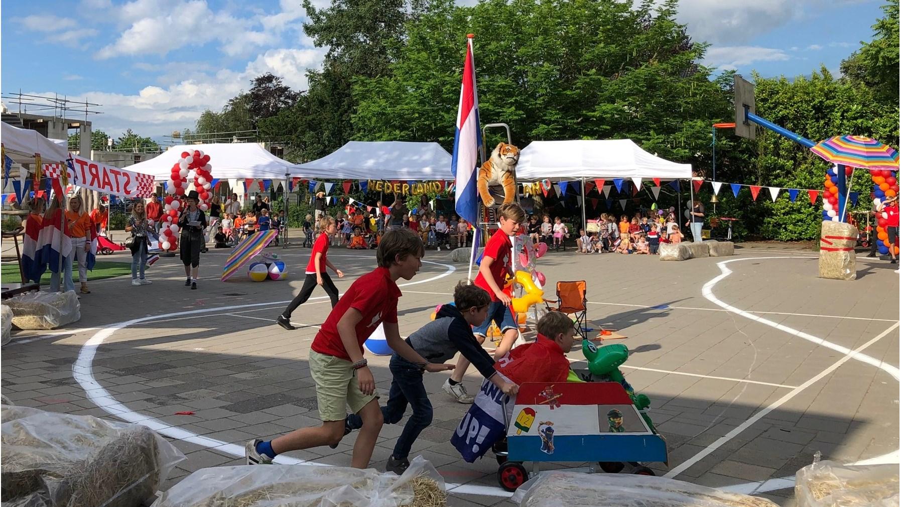 Kinderen spelen op het schoolplein van de Godelindeschool in Naarden tijdens een feestelijke activiteit. Kinderen spelen op het schoolplein van de Godelindeschool in Naarden tijdens een feestelijke activiteit.