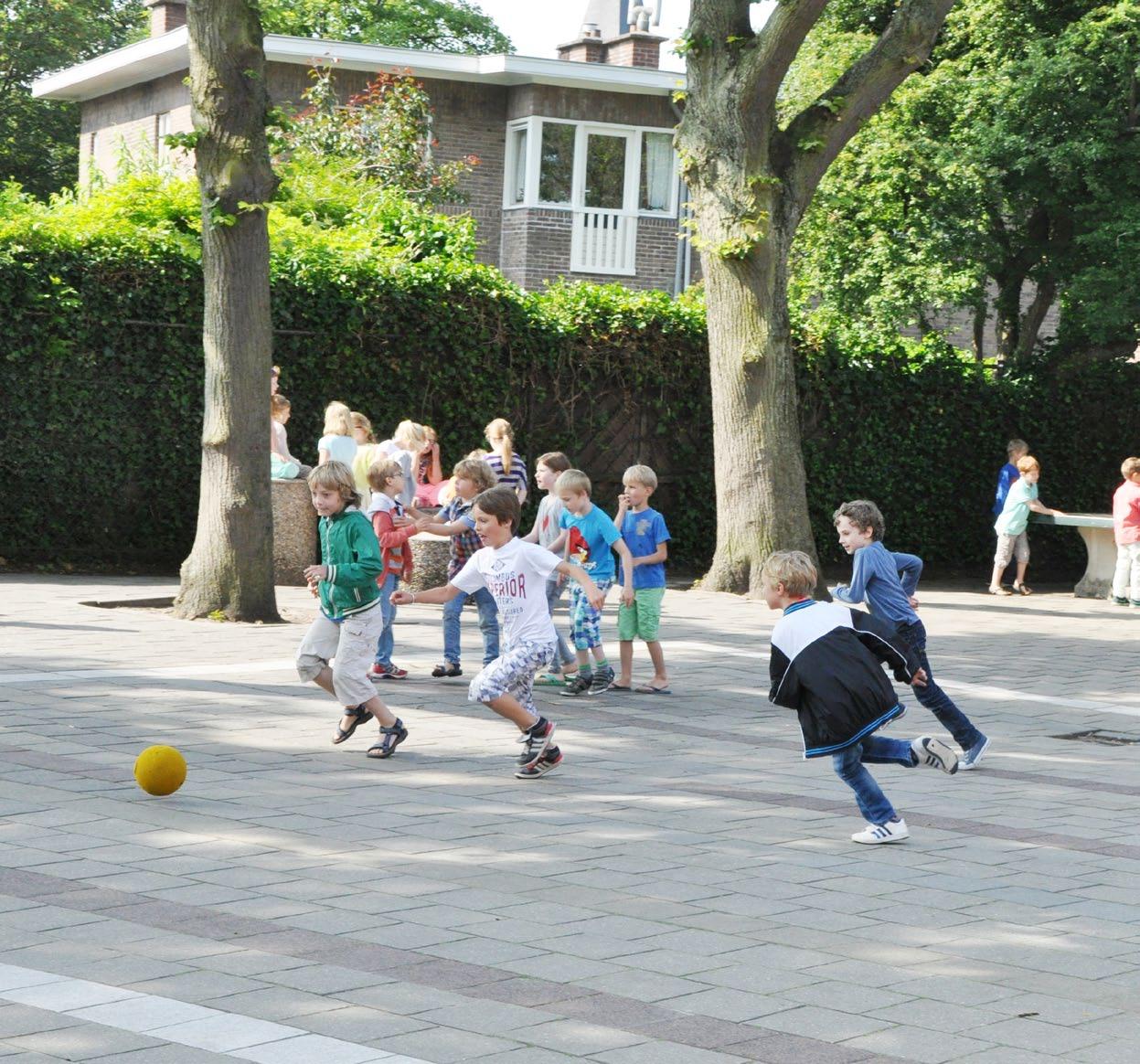 Kinderen spelen op het schoolplein van de Houtrustschool in Den Haag. Kinderen spelen op het schoolplein van de Houtrustschool in Den Haag.