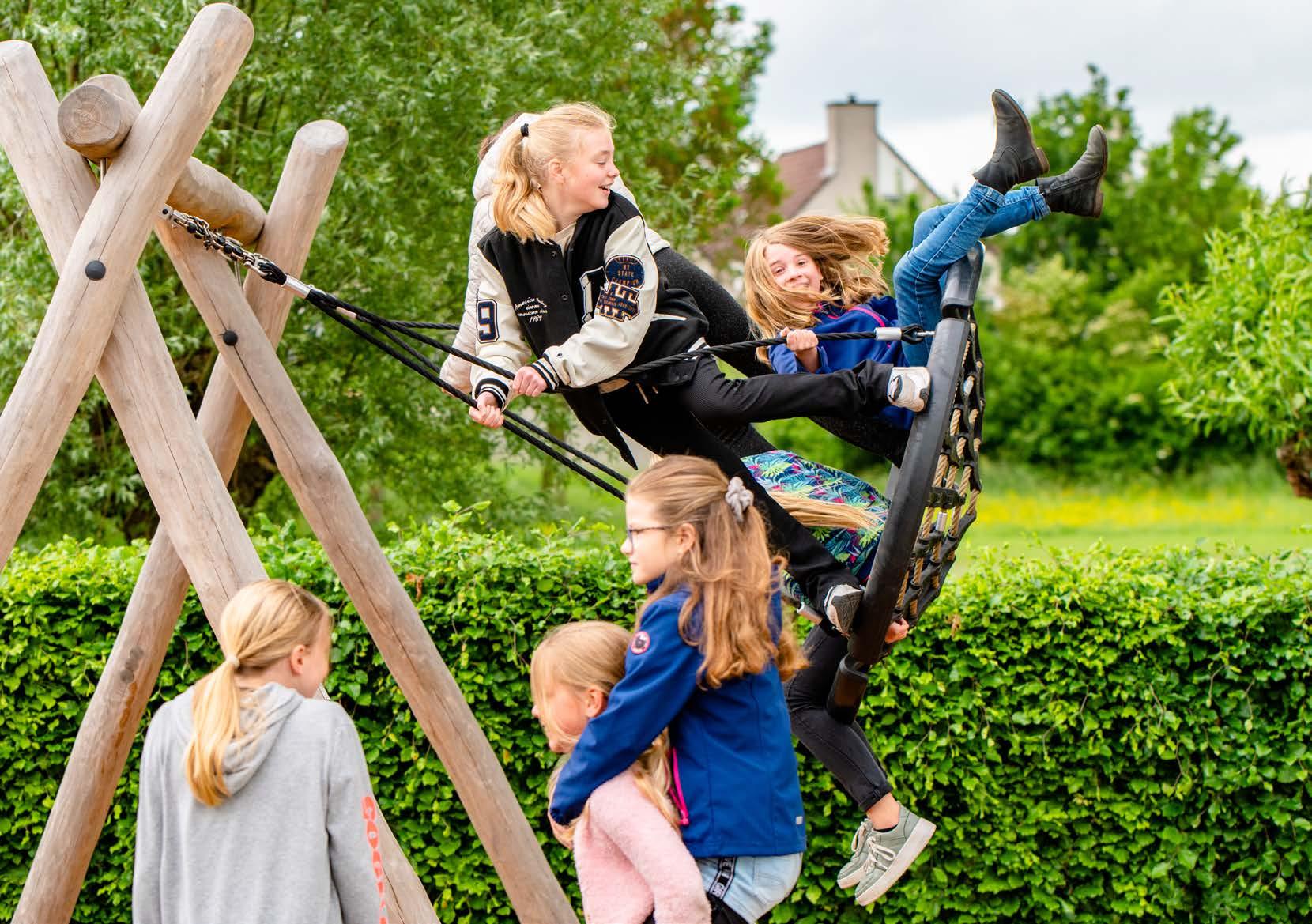 Kinderen spelen op het schoolplein van De Ichthus in Zwolle. Kinderen spelen op het schoolplein van De Ichthus in Zwolle.