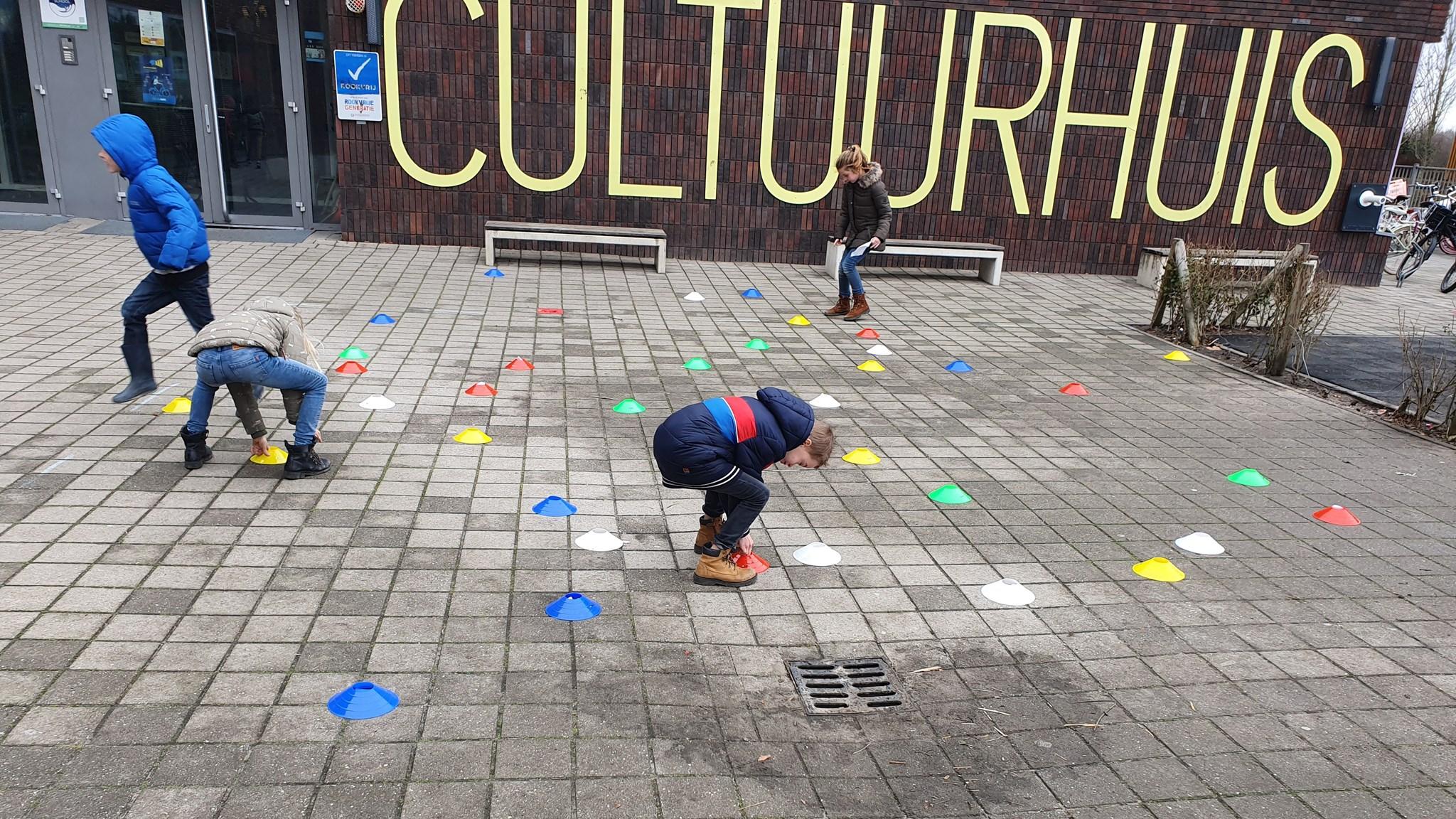 Kinderen spelen op het schoolplein van de Immanuelschool in Oudewater met gekleurde pionnen. Kinderen spelen op het schoolplein van de Immanuelschool in Oudewater met gekleurde pionnen.