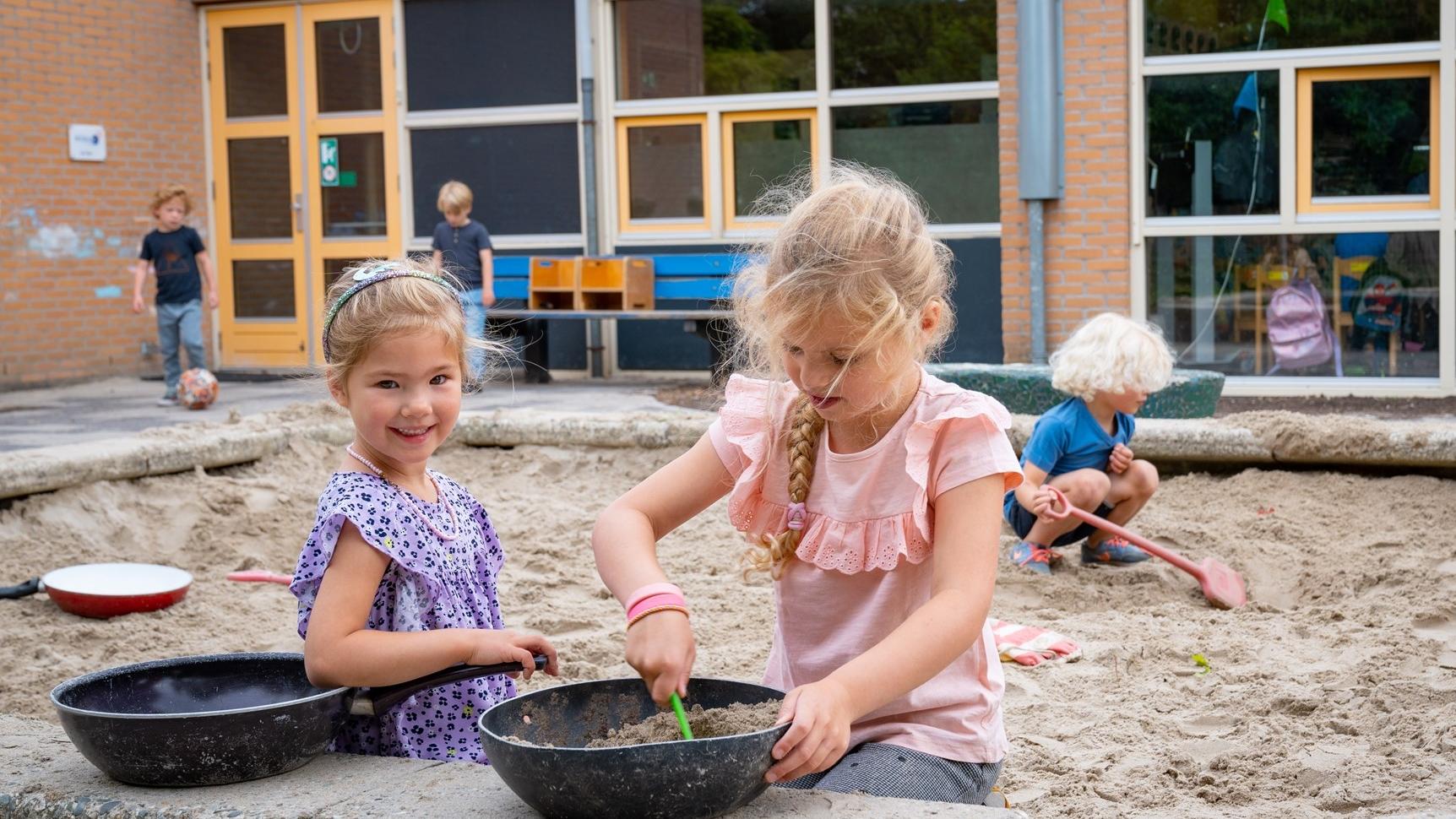 Kinderen spelen op het schoolplein van de Jan Campertschool in Driehuis NH. Kinderen spelen op het schoolplein van de Jan Campertschool in Driehuis NH.