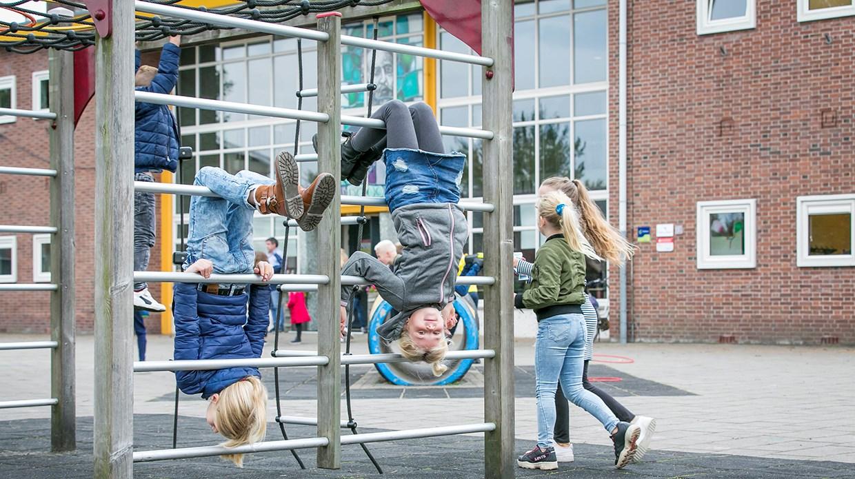 Kinderen spelen op het schoolplein van de Jan Ligthartschool in Wapenveld. Kinderen spelen op het schoolplein van de Jan Ligthartschool in Wapenveld.