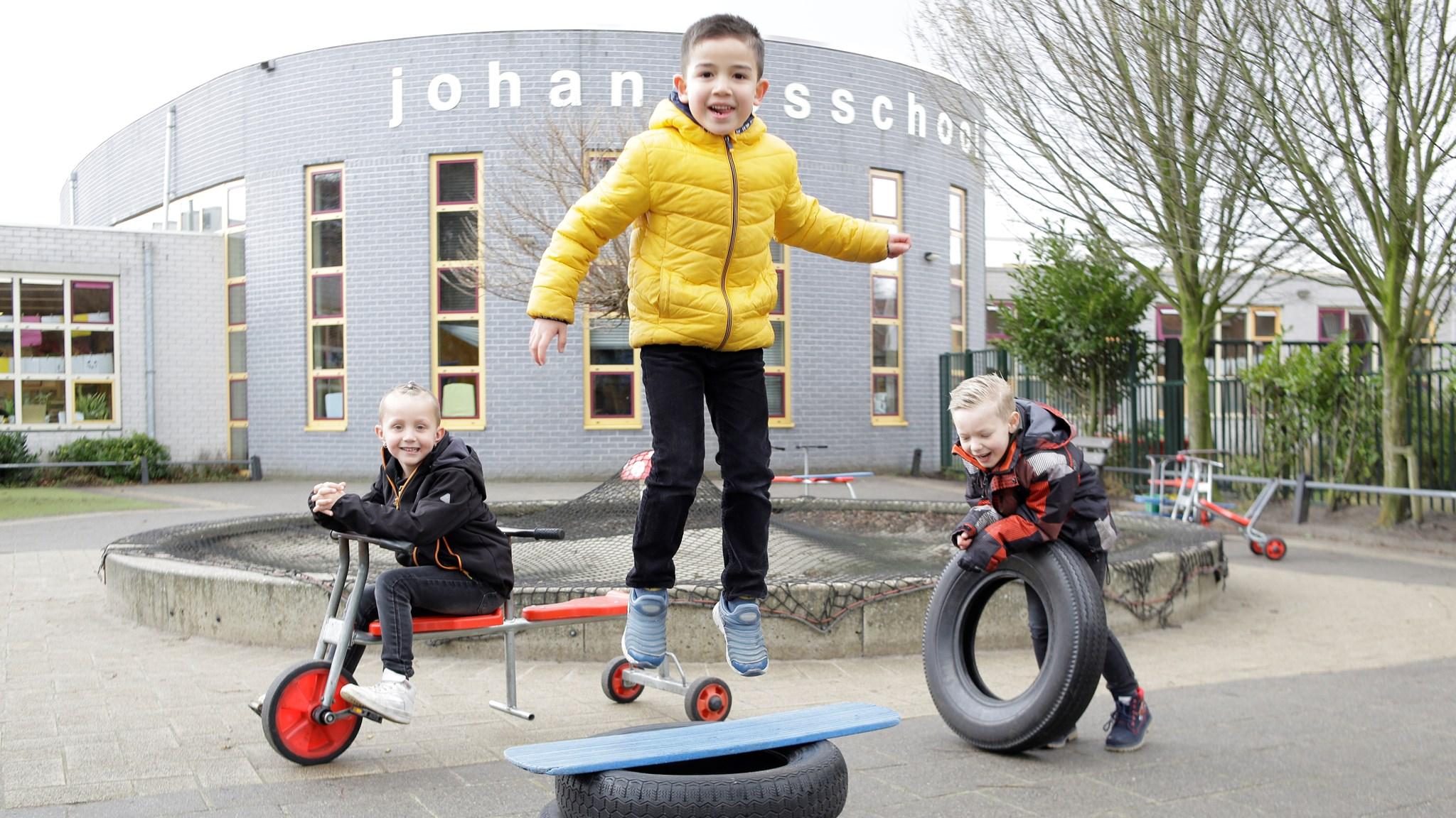 Kinderen spelen op het schoolplein van de Johannesschool in Hillegom. Kinderen spelen op het schoolplein van de Johannesschool in Hillegom.