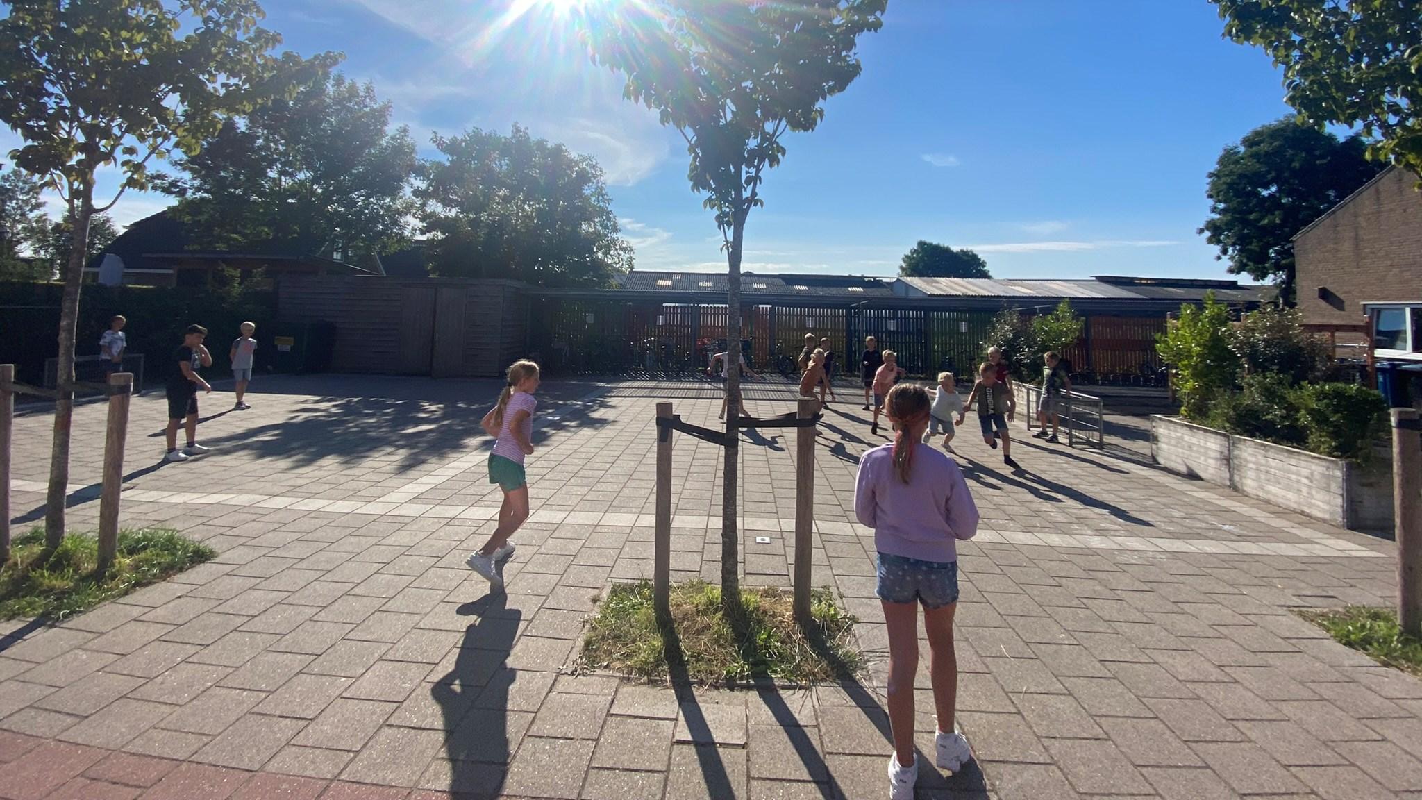 Kinderen spelen op het schoolplein van de Katholieke Basisschool St Michiel in Schalkwijk. Kinderen spelen op het schoolplein van de Katholieke Basisschool St Michiel in Schalkwijk.