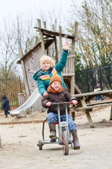 Kinderen spelen op het schoolplein van de Koningsschool in Waalwijk. Kinderen spelen op het schoolplein van de Koningsschool in Waalwijk.