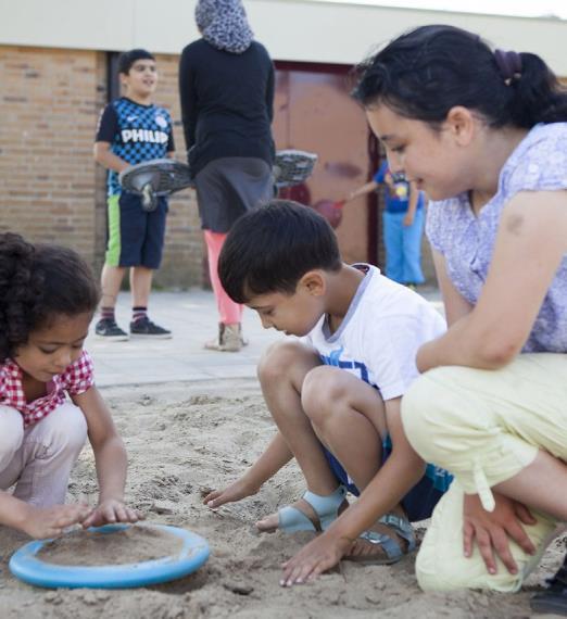 Kinderen spelen op het schoolplein van De Kwartiermaker in Den Bosch. Kinderen spelen op het schoolplein van De Kwartiermaker in Den Bosch.