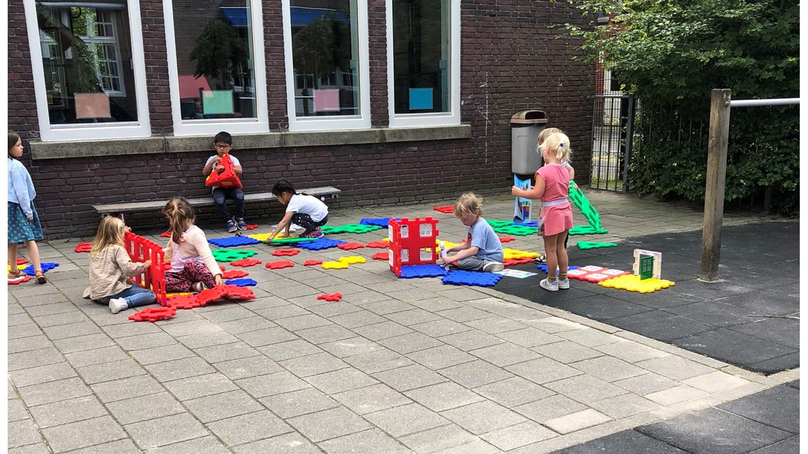 Kinderen spelen op het schoolplein van de Lidwinaschool in Amsterdam. Kinderen spelen op het schoolplein van de Lidwinaschool in Amsterdam.