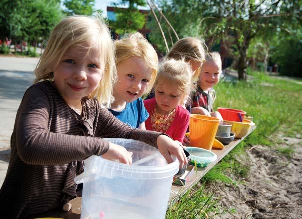 Kinderen spelen op het schoolplein van de Lorentzschool in Leiden. Kinderen spelen op het schoolplein van de Lorentzschool in Leiden.