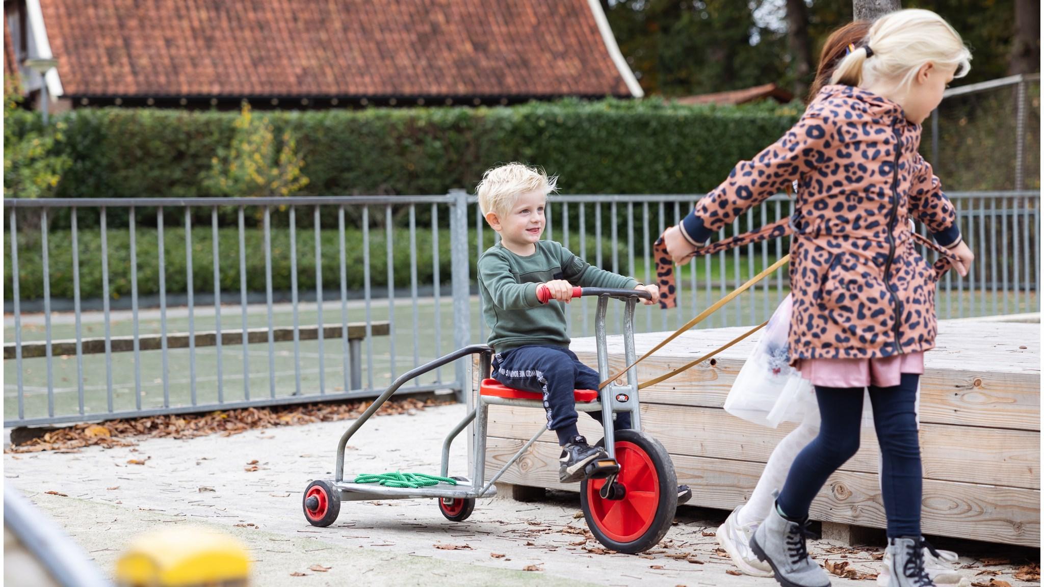 Kinderen spelen op het schoolplein van de Mariaschool in Beuningen (Overijssel). Kinderen spelen op het schoolplein van de Mariaschool in Beuningen (Overijssel).