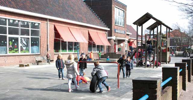 Kinderen spelen op het schoolplein van de Mariaschool in Hoorn. Kinderen spelen op het schoolplein van de Mariaschool in Hoorn.