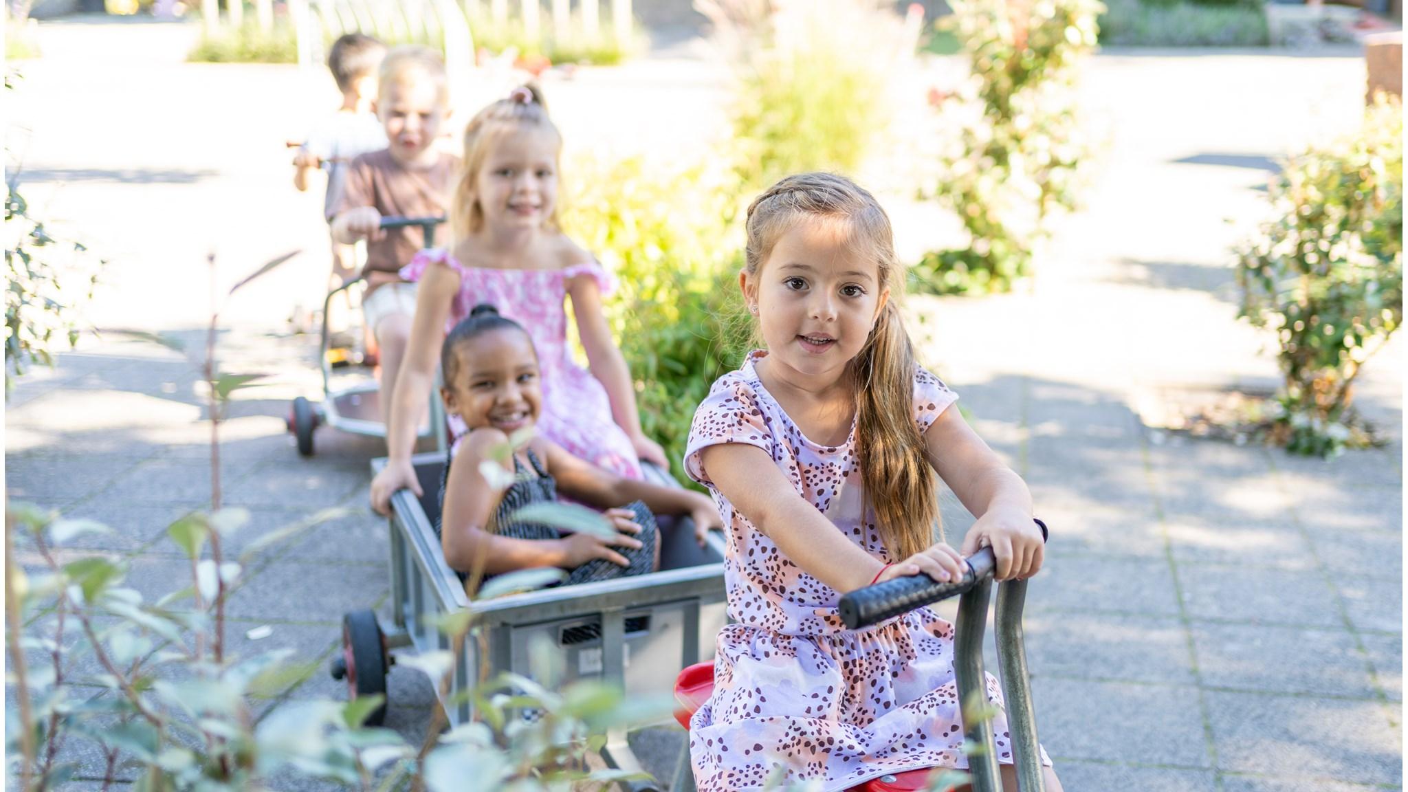 Kinderen spelen op het schoolplein van de Mariaschool in Pijnacker. Kinderen spelen op het schoolplein van de Mariaschool in Pijnacker.