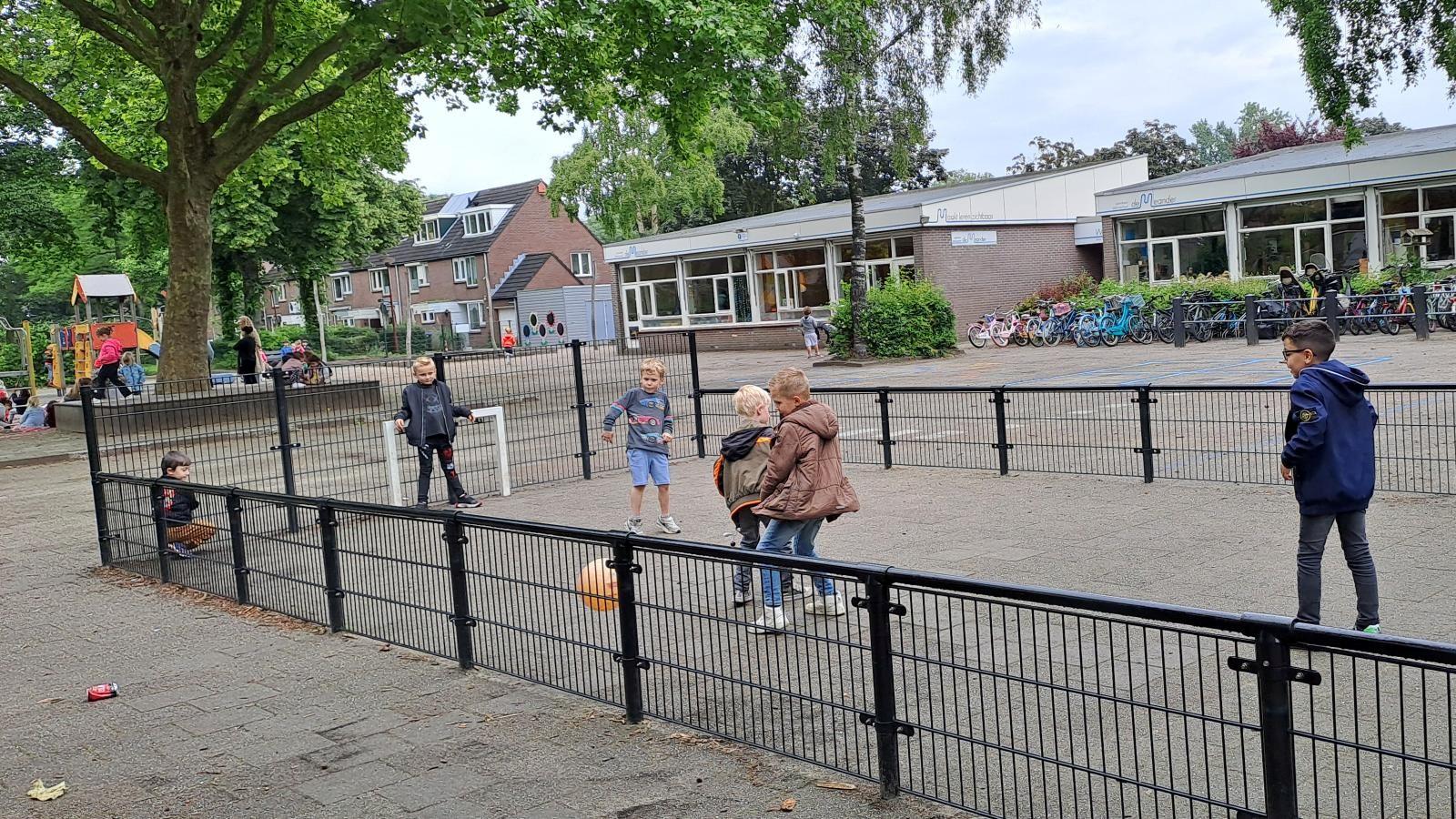 Kinderen spelen op het schoolplein van De Meander in Nieuwegein.