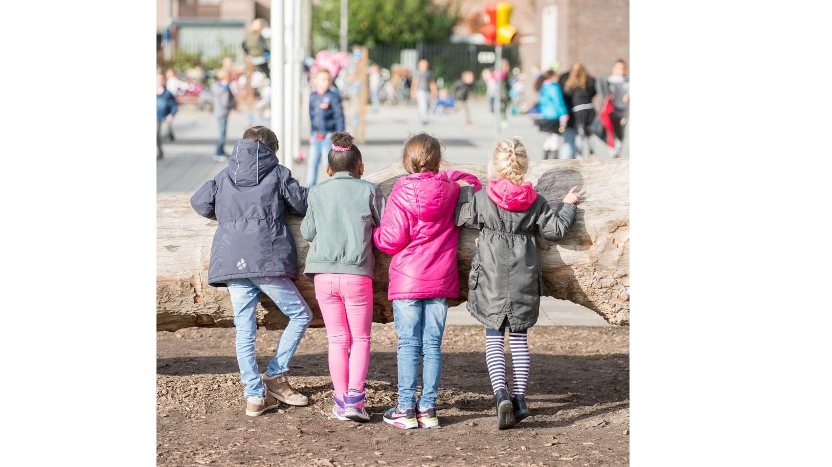 Kinderen spelen op het schoolplein van de Mgr. Bekkersschool in Spijkenisse.
