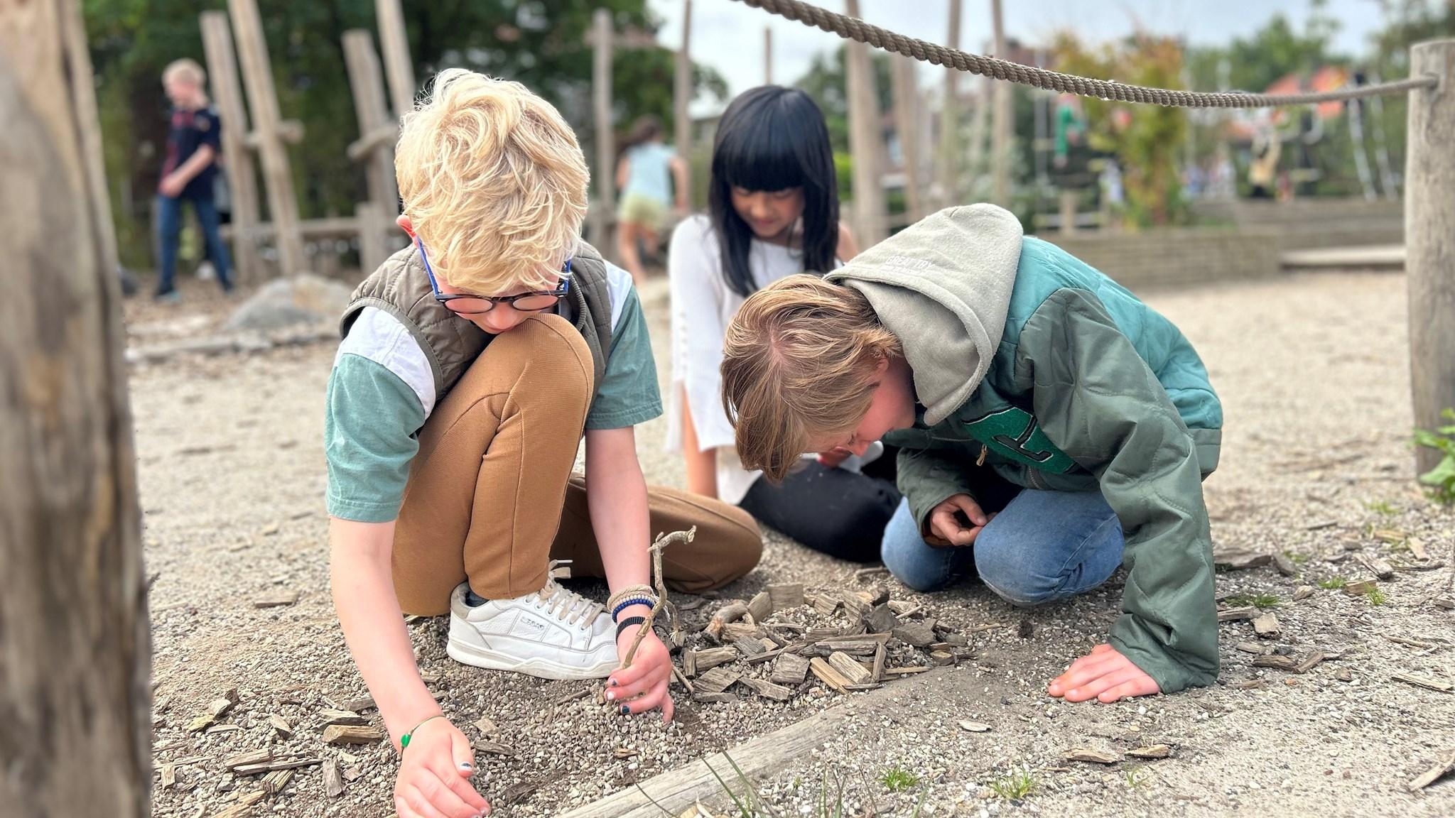 Kinderen spelen op het schoolplein van de O.G. Heldringschool in Den Haag. Kinderen spelen op het schoolplein van de O.G. Heldringschool in Den Haag.