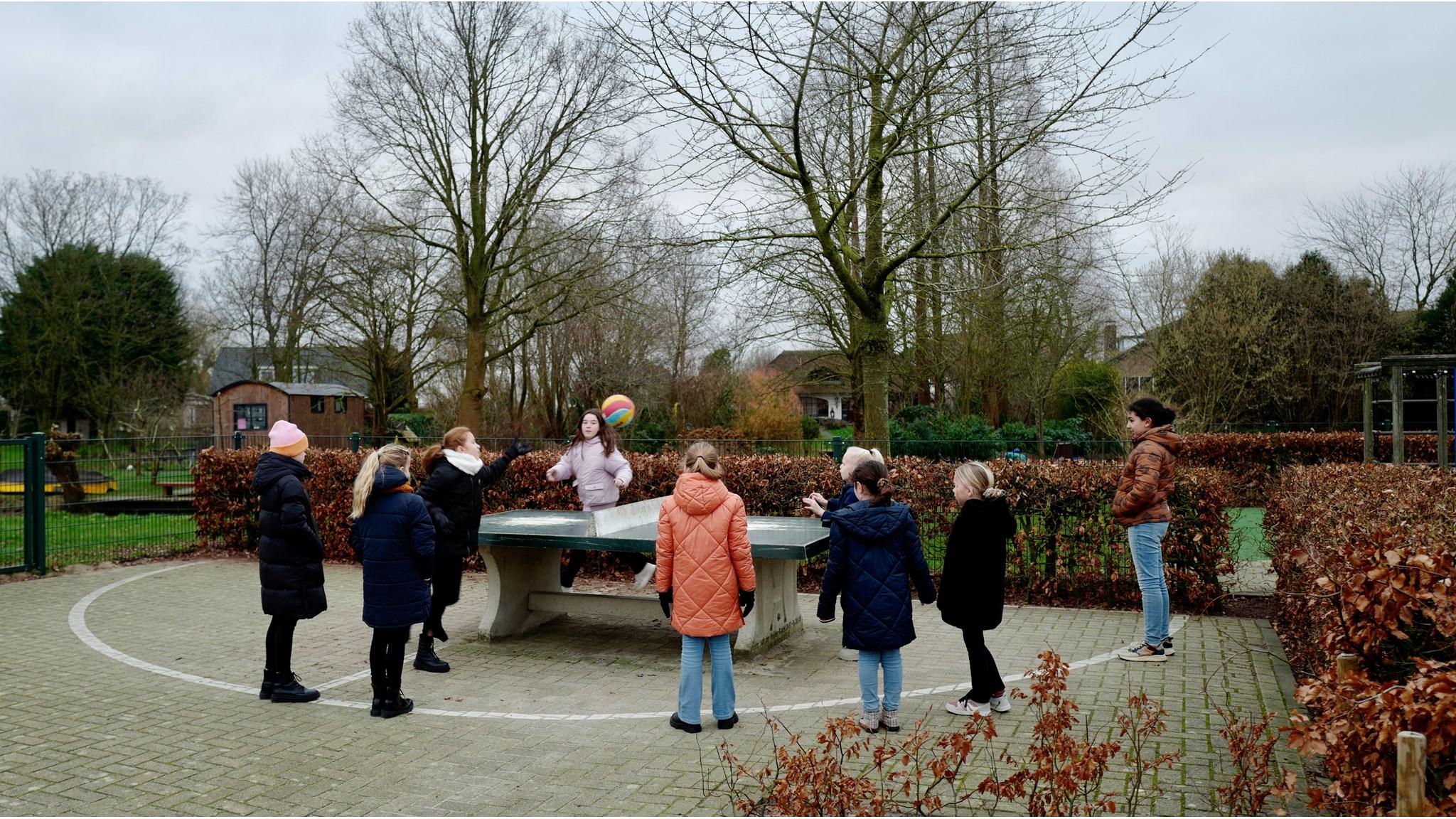Kinderen spelen op het schoolplein van de Openbare Basisschool Klim-op in Hoornaar. Kinderen spelen op het schoolplein van de Openbare Basisschool Klim-op in Hoornaar.