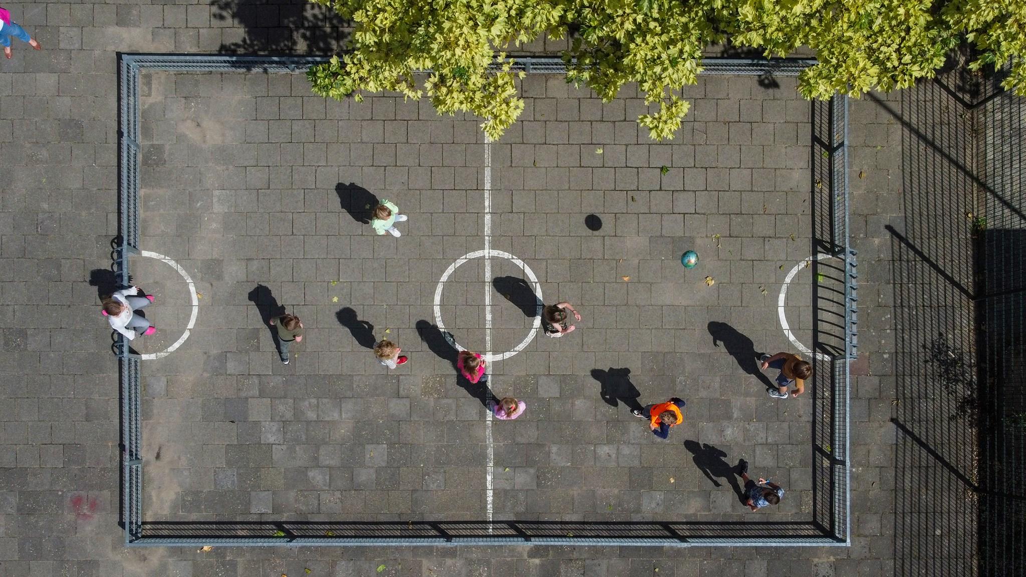 Kinderen spelen op het schoolplein van de Oranje Nassauschool in Geldermalsen. Kinderen spelen op het schoolplein van de Oranje Nassauschool in Geldermalsen.