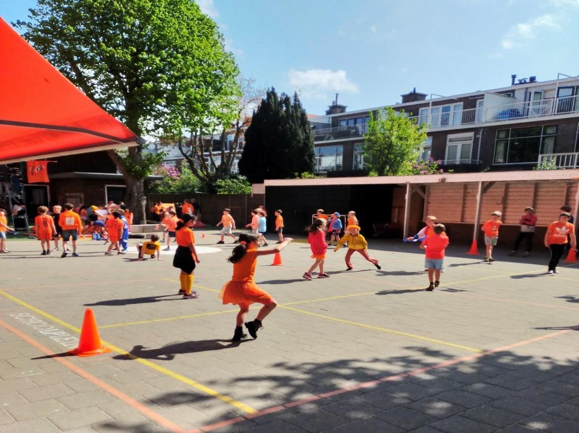 Kinderen spelen op het schoolplein van de Oranje Nassauschool voor christelijk basisonderwijs in Den Haag. Kinderen spelen op het schoolplein van de Oranje Nassauschool voor christelijk basisonderwijs in Den Haag.