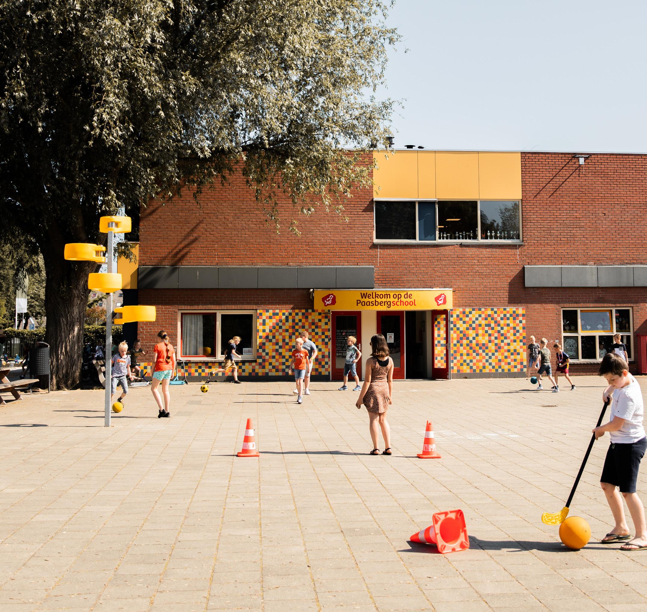 Kinderen spelen op het schoolplein van de Paasbergschool in Ede.