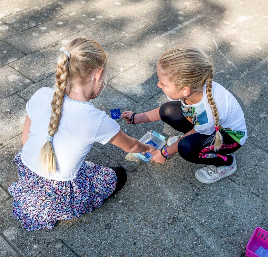 Kinderen spelen op het schoolplein van De Parelburcht in Oost-Souburg.