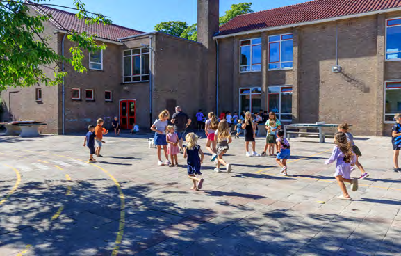 Kinderen spelen op het schoolplein van de Paulus in Enschede. Kinderen spelen op het schoolplein van de Paulus in Enschede.