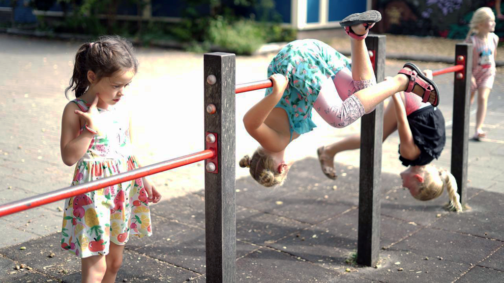 Kinderen spelen op het schoolplein van de Plaswijckschool in Gouda.