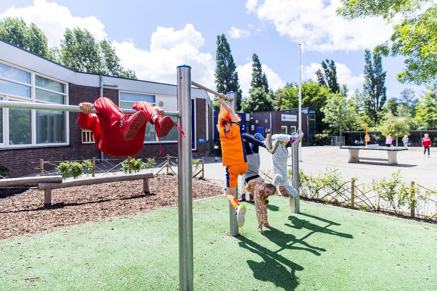 Kinderen spelen op het schoolplein van de Prins Mauritsschool in De Lier. Kinderen spelen op het schoolplein van de Prins Mauritsschool in De Lier.