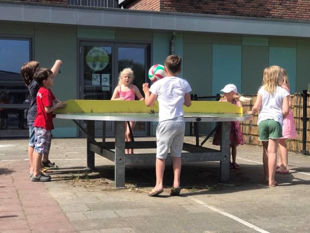 Kinderen spelen op het schoolplein van de Prins Willem Alexanderschool in Ophemert. Kinderen spelen op het schoolplein van de Prins Willem Alexanderschool in Ophemert.