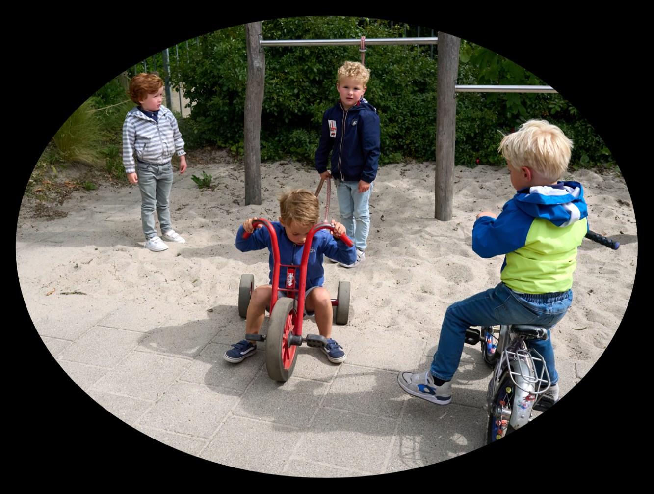 Kinderen spelen op het schoolplein van de Rehobothschool voor Reformatorisch Onderwijs in Zeist. Kinderen spelen op het schoolplein van de Rehobothschool voor Reformatorisch Onderwijs in Zeist.