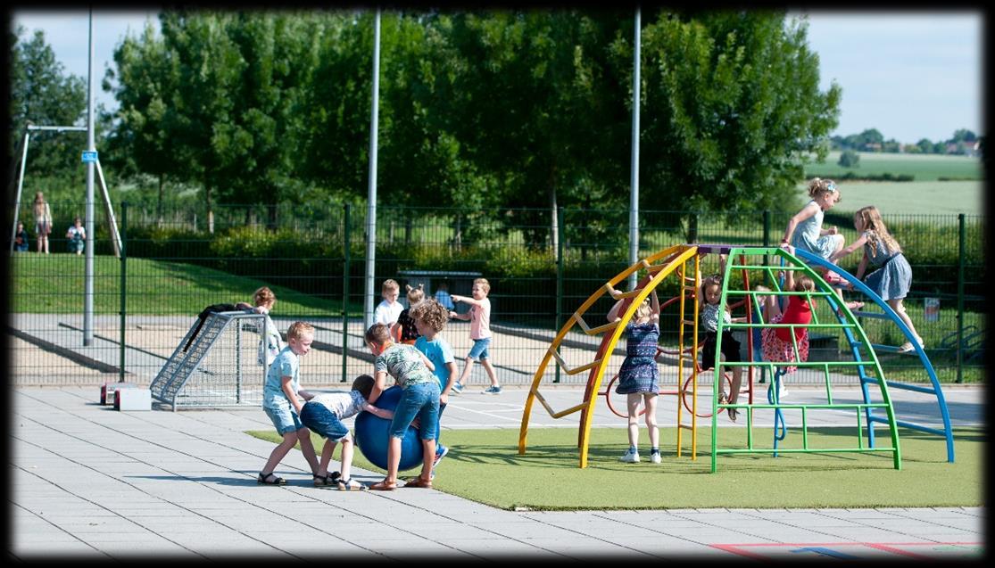 Kinderen spelen op het schoolplein van de Rooms Katholieke Basisschool Maurice Rose in Margraten. Kinderen spelen op het schoolplein van de Rooms Katholieke Basisschool Maurice Rose in Margraten.