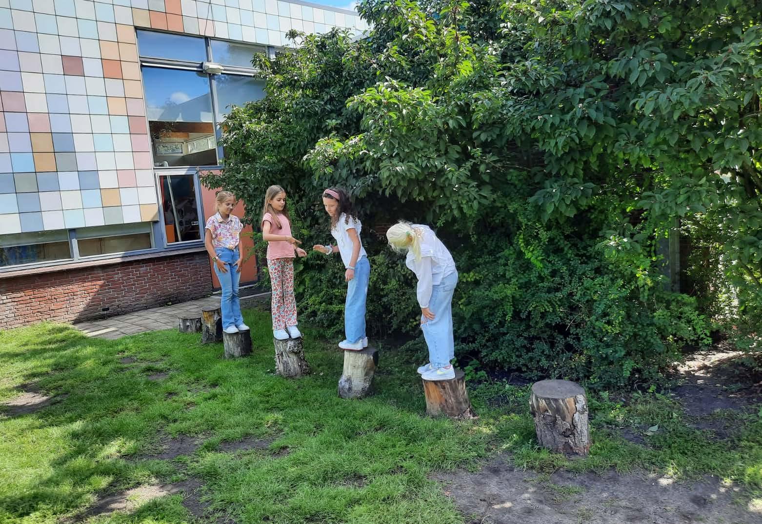 Kinderen spelen op het schoolplein van de Roomskatholieke Basisschool Maria Bernadette in Leidschendam. Kinderen spelen op het schoolplein van de Roomskatholieke Basisschool Maria Bernadette in Leidschendam.
