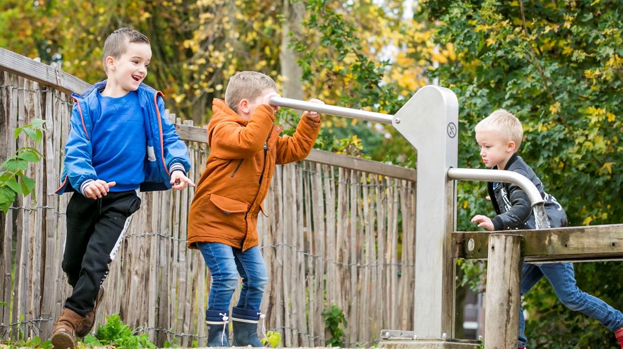 Kinderen spelen op het schoolplein van De Sprenge Vaassen in Vaassen. Kinderen spelen op het schoolplein van De Sprenge Vaassen in Vaassen.