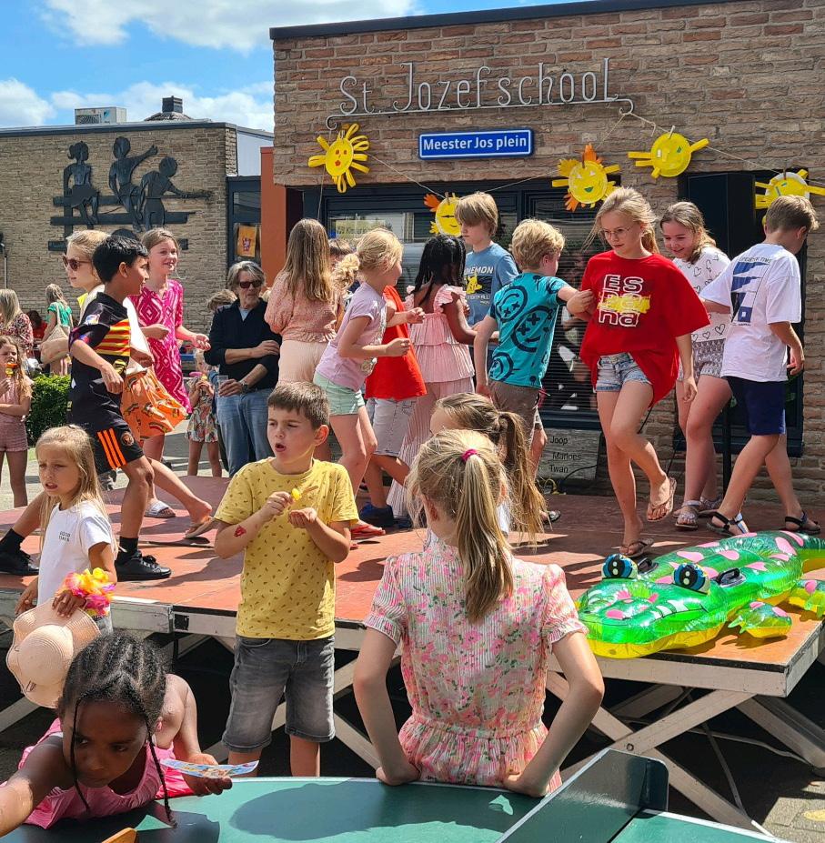 Kinderen spelen op het schoolplein van de St. Jozefschool in Achterveld. Kinderen spelen op het schoolplein van de St. Jozefschool in Achterveld.