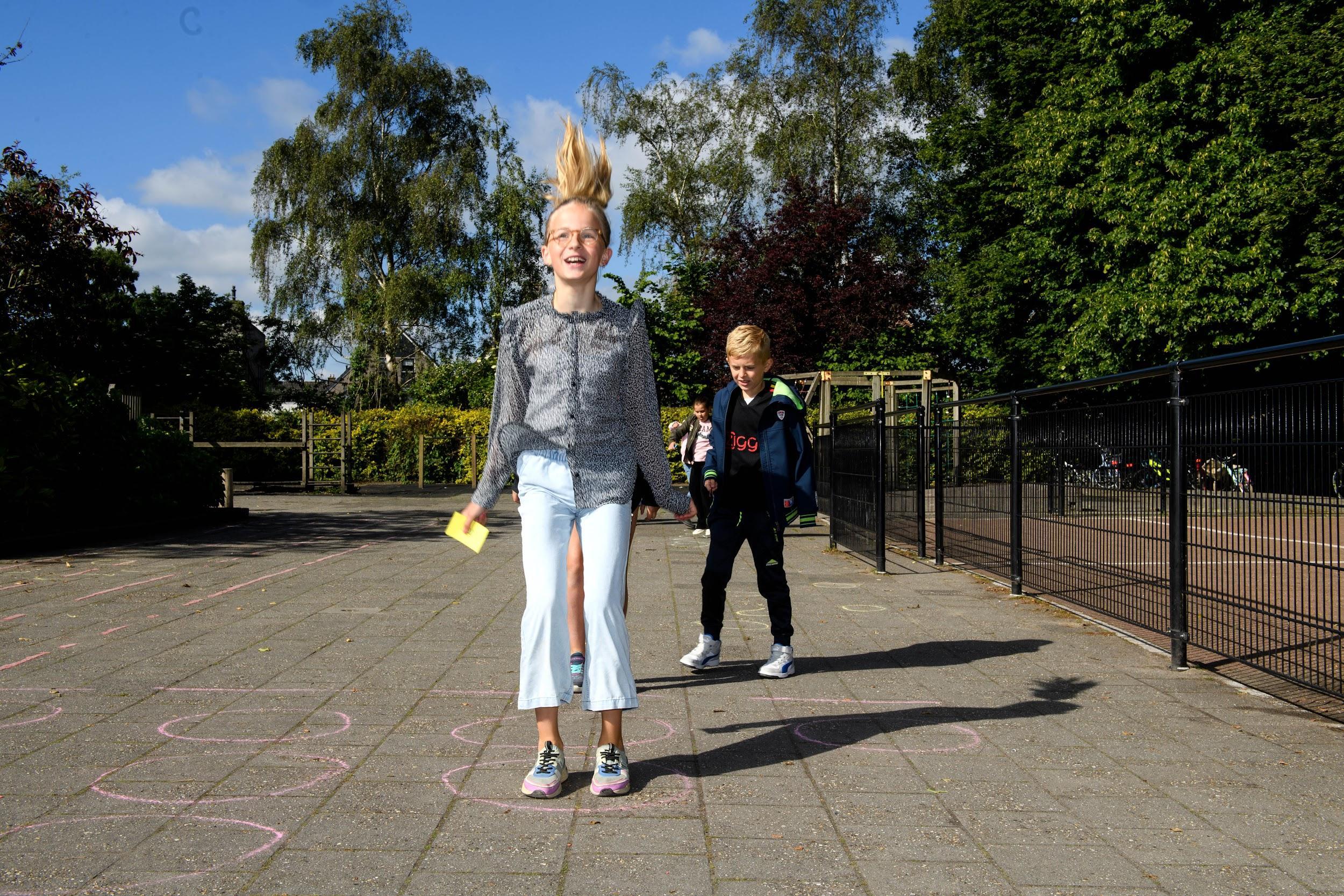 Kinderen spelen op het schoolplein van de St. Nicolaasschool in Nibbixwoud. Kinderen spelen op het schoolplein van de St. Nicolaasschool in Nibbixwoud.