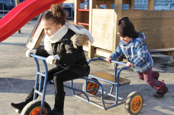 Kinderen spelen op het schoolplein van de St. Petrusschool in Diemen. Kinderen spelen op het schoolplein van de St. Petrusschool in Diemen.