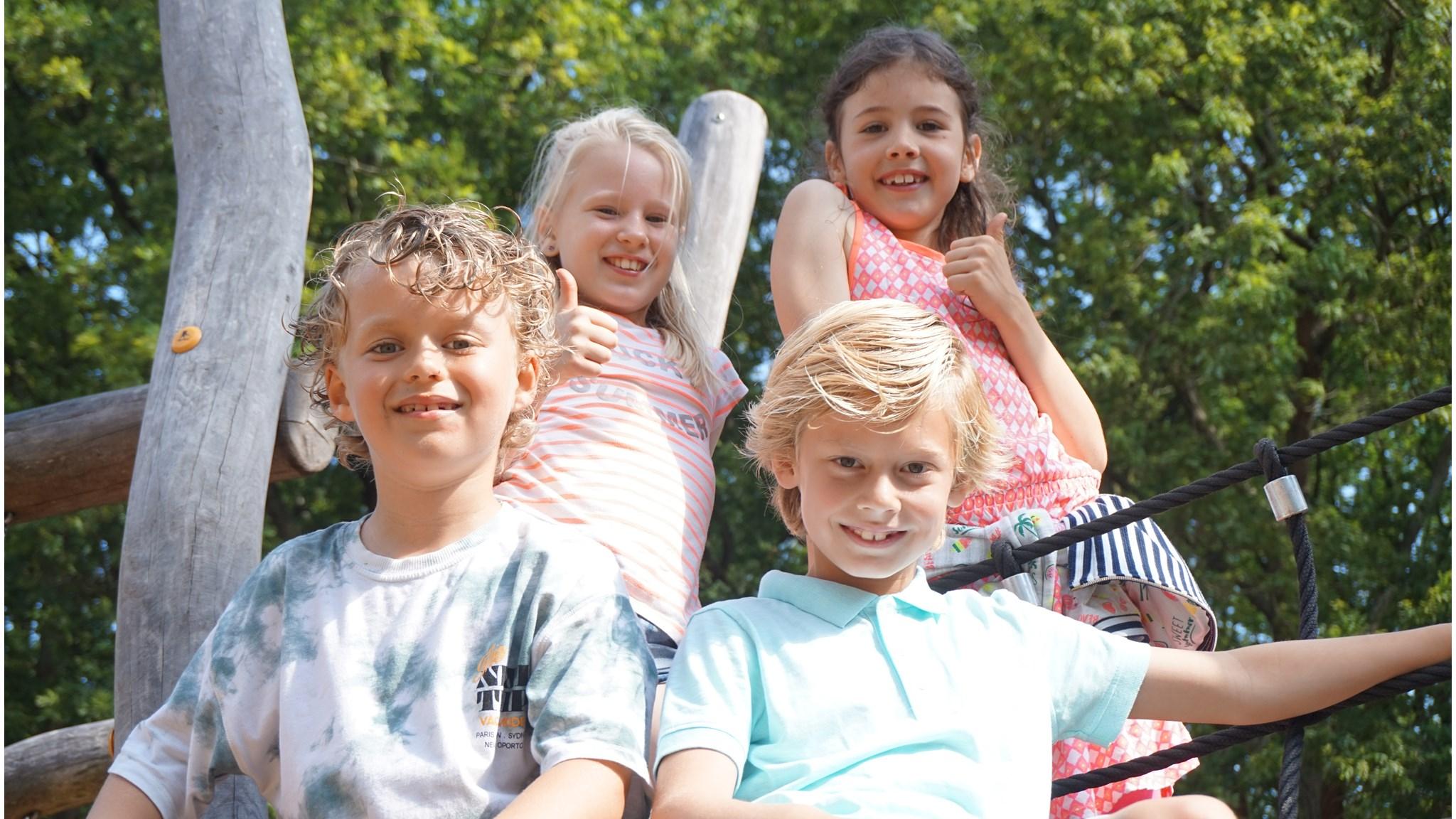 Kinderen spelen op het schoolplein van De Toermalijn in Driehuis. Kinderen spelen op het schoolplein van De Toermalijn in Driehuis.