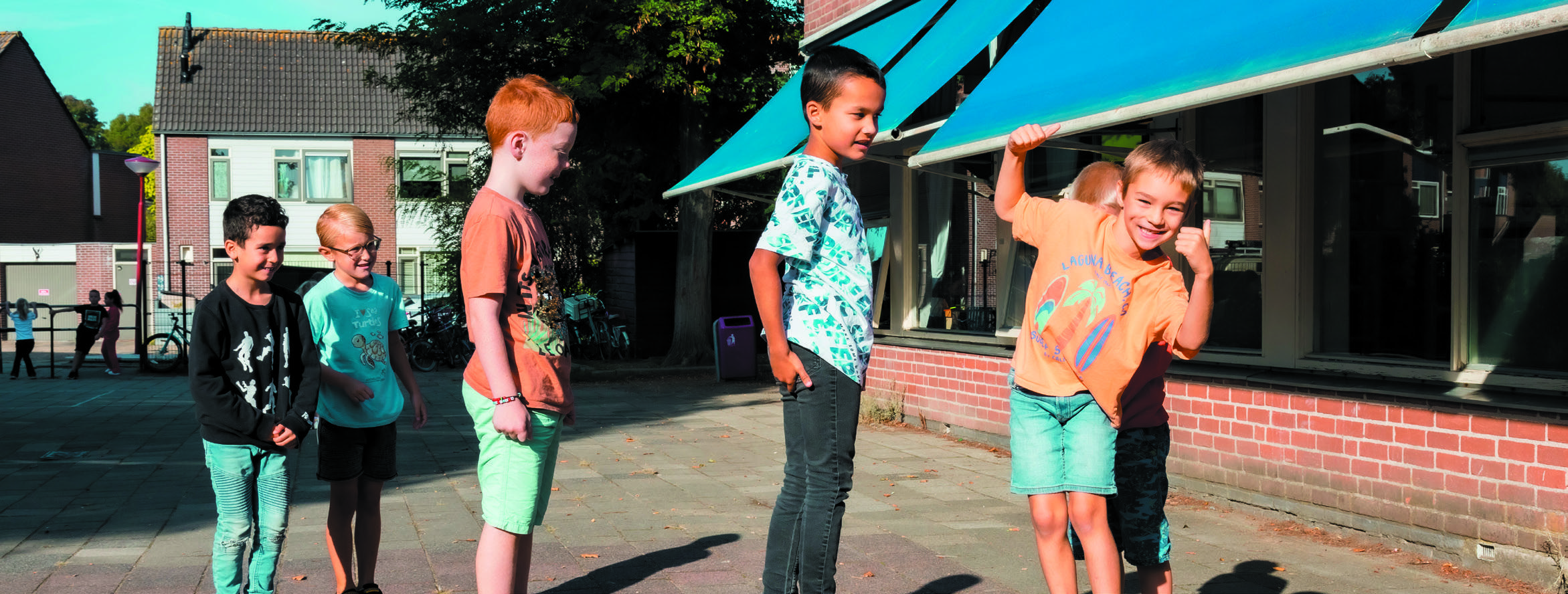 Kinderen spelen op het schoolplein van De Trompetvogel in Nieuwegein. Kinderen spelen op het schoolplein van De Trompetvogel in Nieuwegein.