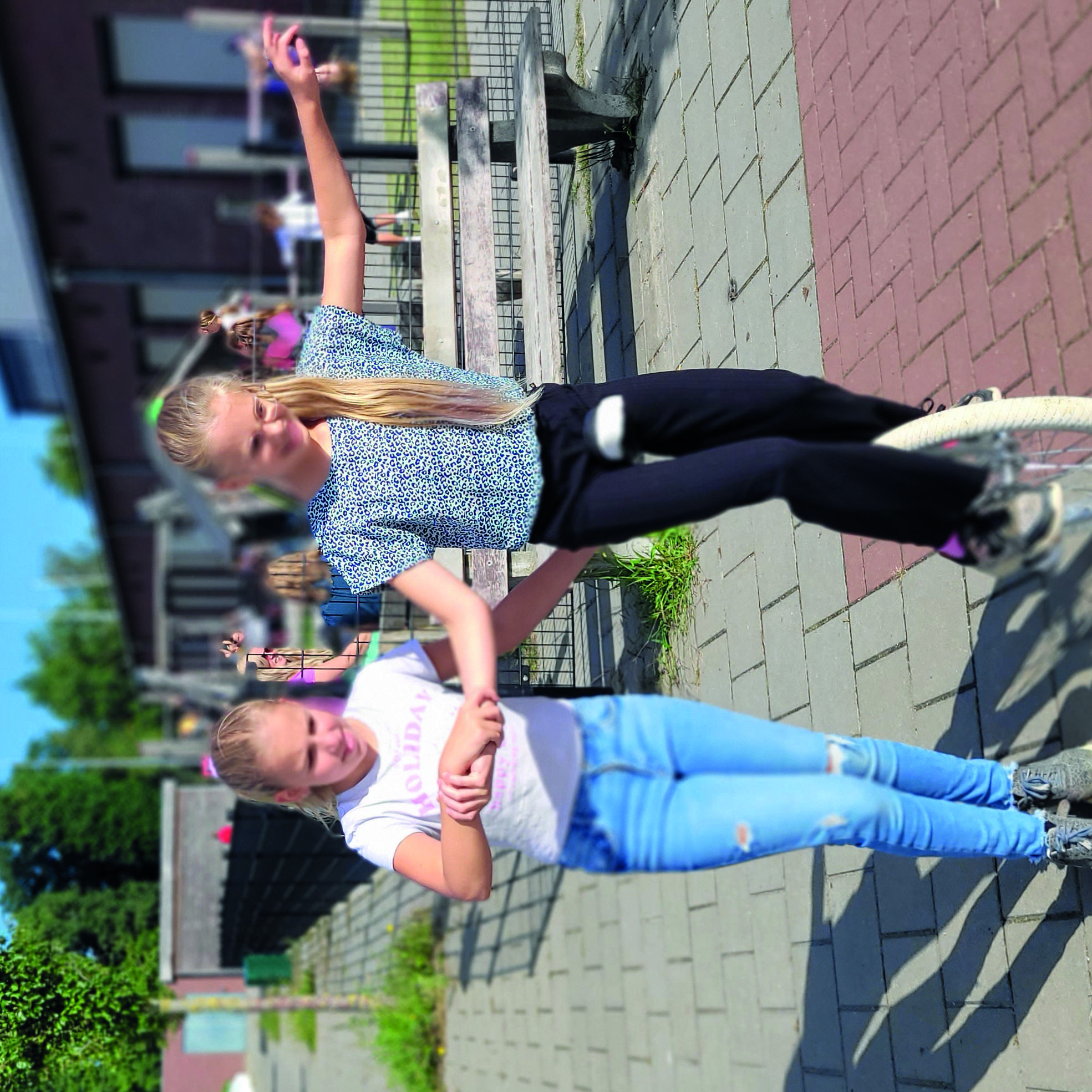 Kinderen spelen op het schoolplein van de Tweestromen Basisschool in Heerewaarden. Kinderen spelen op het schoolplein van de Tweestromen Basisschool in Heerewaarden.
