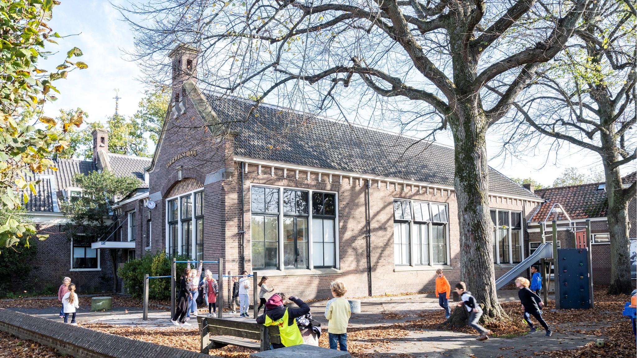 Kinderen spelen op het schoolplein van de Voorweg Basisschool in Heemstede. Kinderen spelen op het schoolplein van de Voorweg Basisschool in Heemstede.